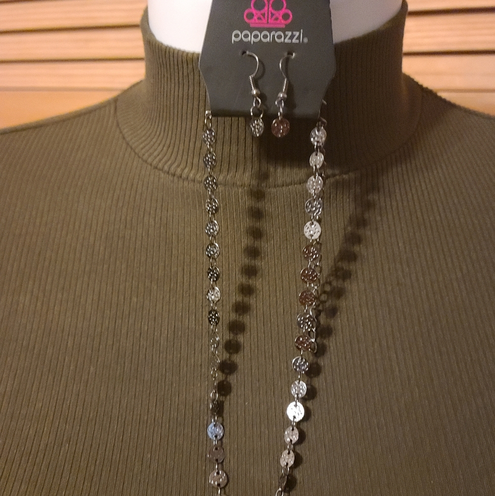 Paparazzi necklace and earing set. NWT